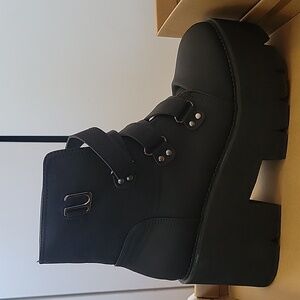 Shoes/ boots